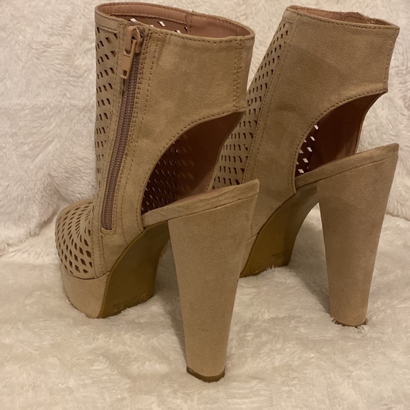 Charlotte Russe Lindsay Peep-toe Women's Perforated High Heel Bootie size 8. - Picture 3 of 6